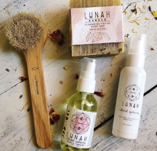 dry brush a quick self-care routine, will detoxify your body + blood, by increasing blood circulation and promoting lymph flow/drainage